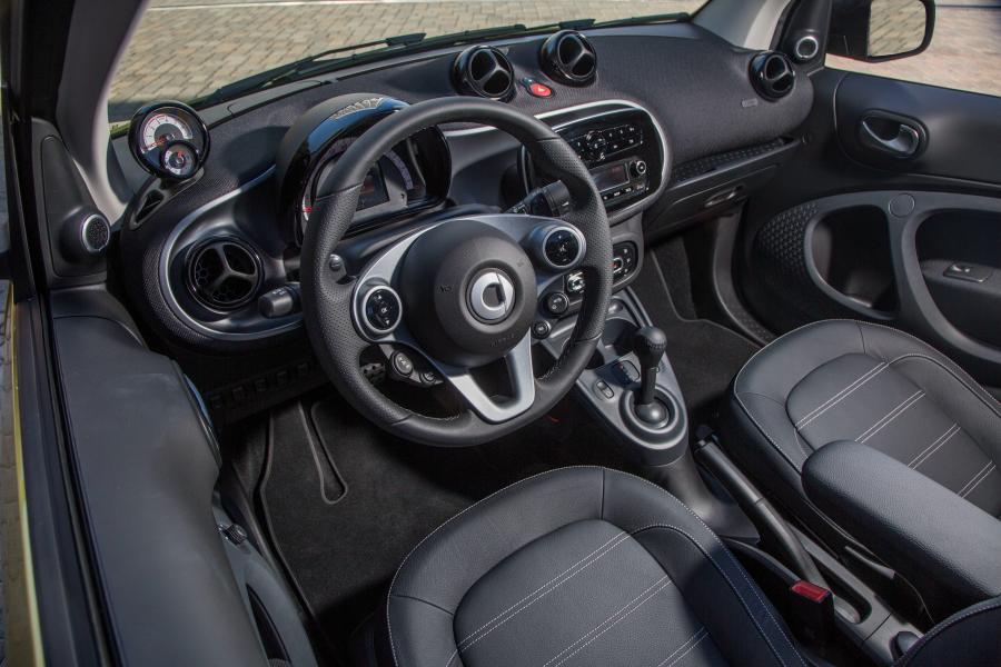 Интерьер Smart ForTwo Prime Cabrio 2016 года  (NA) (фото 5 из 19)